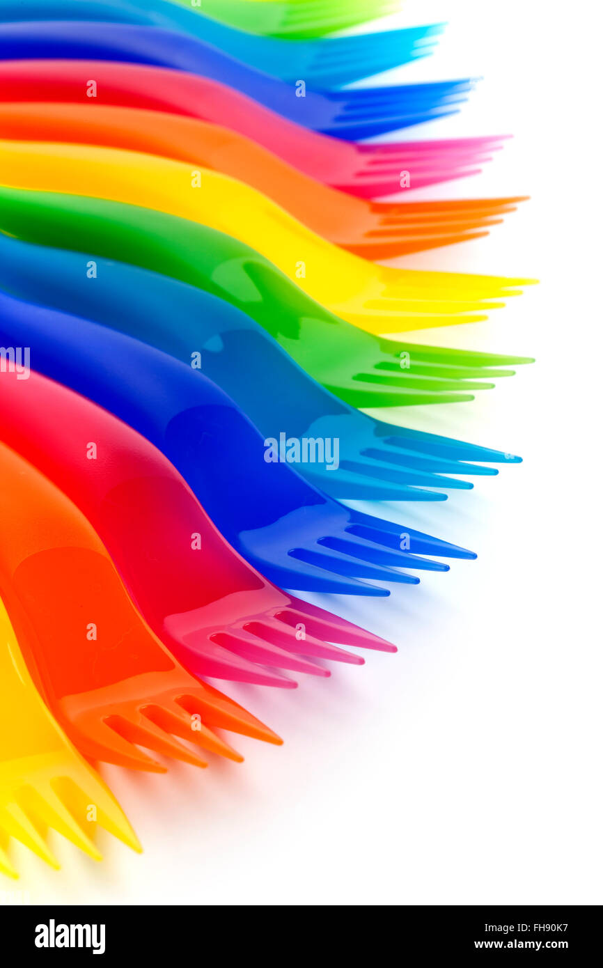 Rainbow plastica colorata forche su sfondo bianco Foto Stock