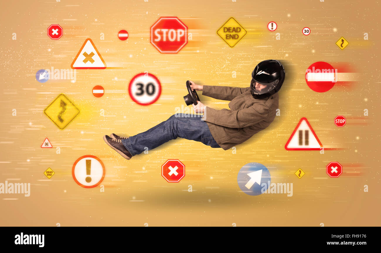 Il giovane driver con cartelli stradali intorno a lui Foto Stock