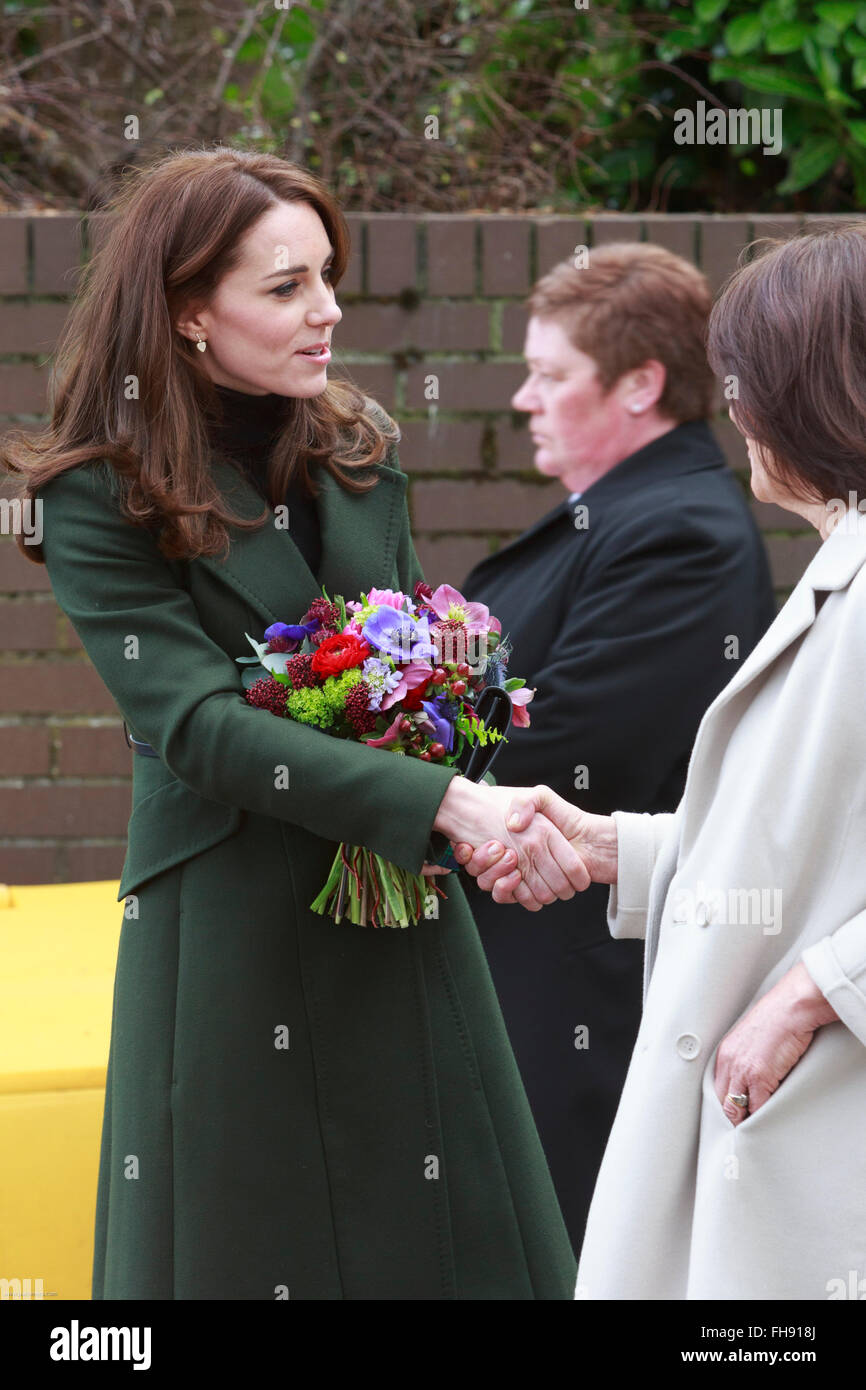 Edimburgo, Scozia. Regno Unito. Il 24 febbraio, 2016. La Duchessa di Cambridge si diparte Wester Hailers Education Center. Pak@ Mera/Alamy Live News. Foto Stock
