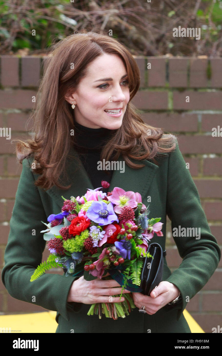 Edimburgo, Scozia. Regno Unito. Il 24 febbraio, 2016. La Duchessa di Cambridge si diparte Wester Hailers Education Center. Pak@ Mera/Alamy Live News. Foto Stock