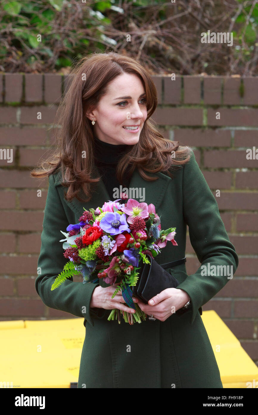 Edimburgo, Scozia. Regno Unito. Il 24 febbraio, 2016. La Duchessa di Cambridge si diparte Wester megafono del centro di istruzione. Pak@ Mera/Alamy Live News. Foto Stock