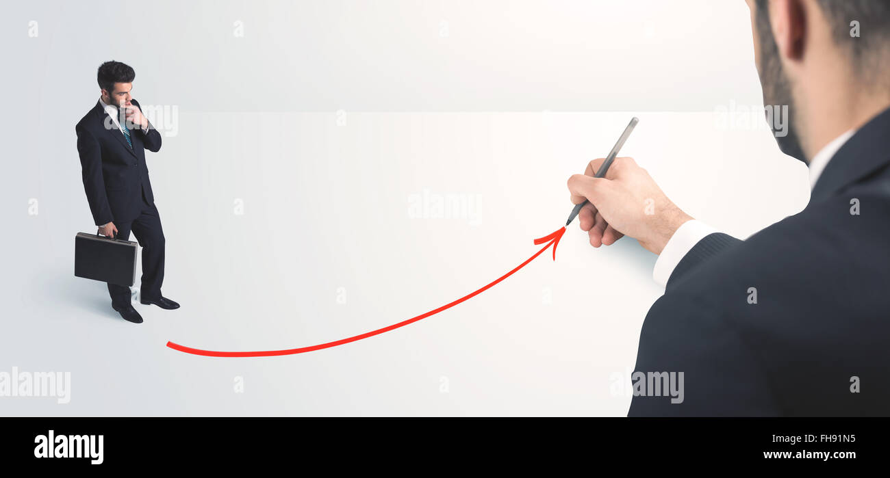 Persona d'affari guardando alla linea disegnata a mano Foto Stock
