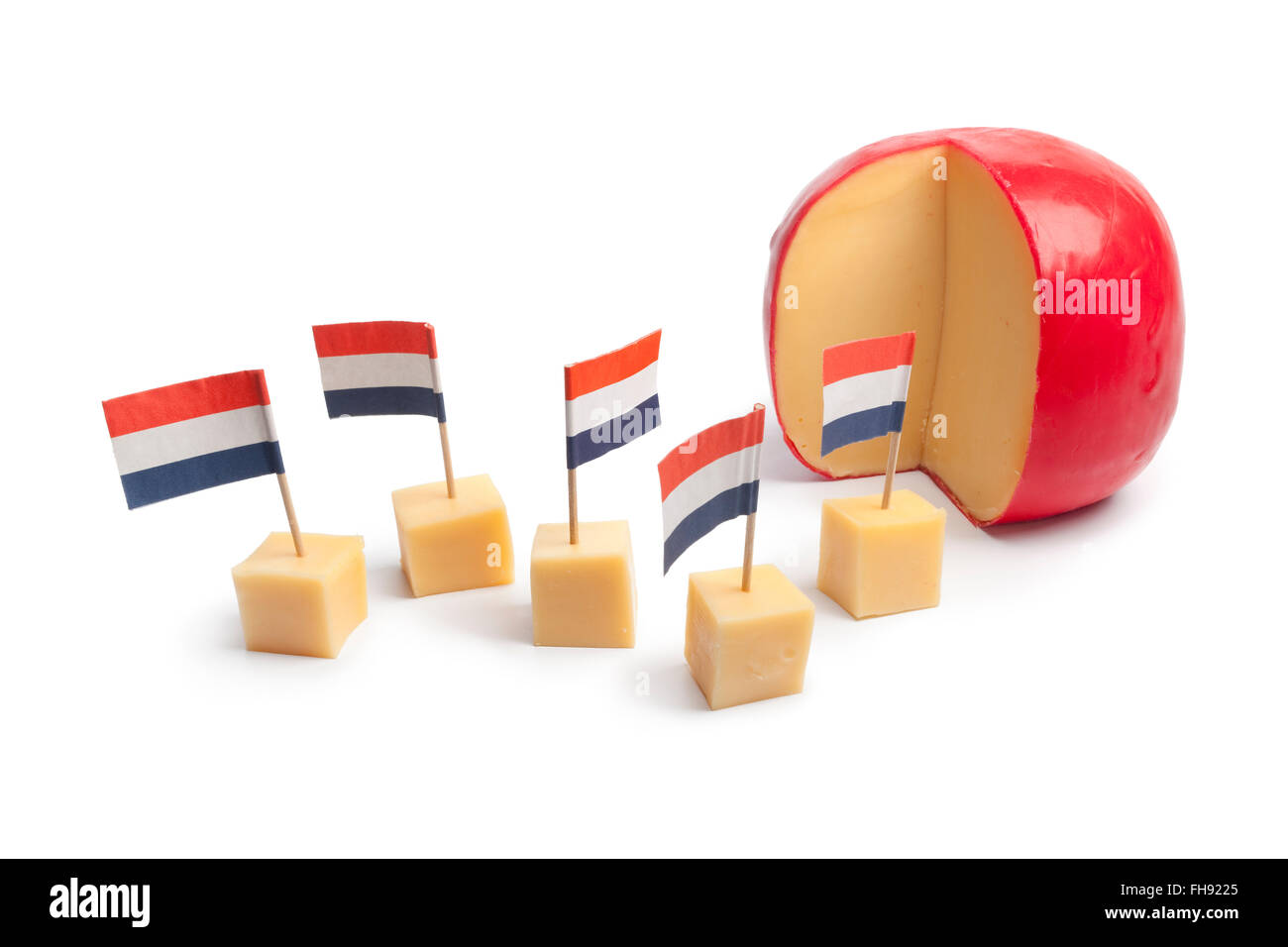 Il formaggio Edam olandese blocchi con la bandiera olandese su sfondo bianco Foto Stock