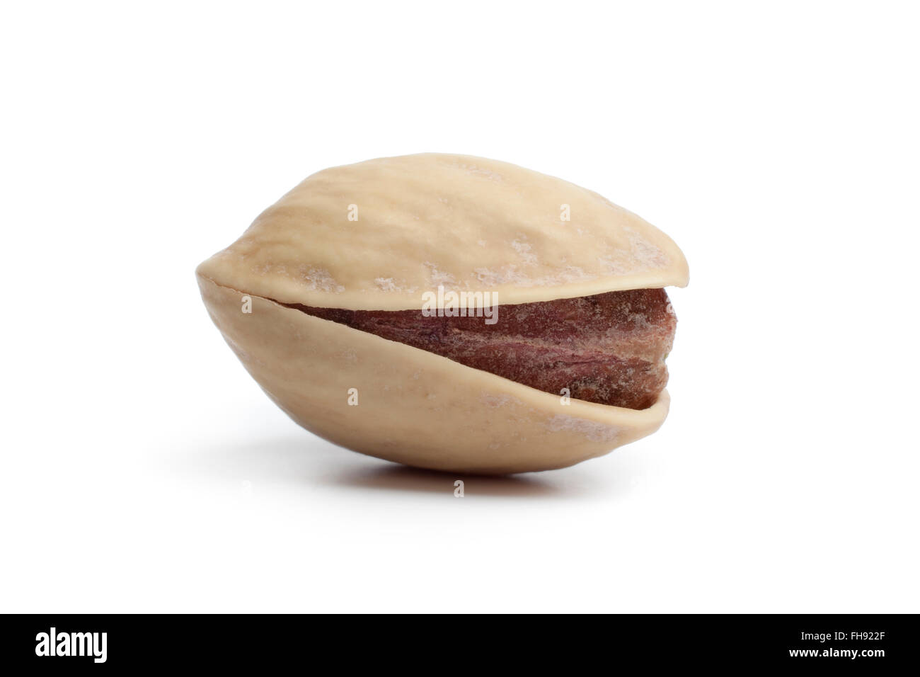 Tutta la singola salatura pistacchio su sfondo bianco Foto Stock