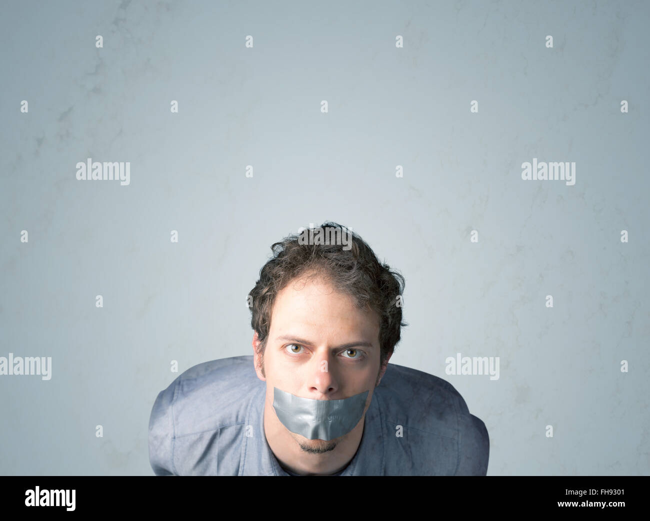 Giovane uomo con bocca incollato Foto Stock