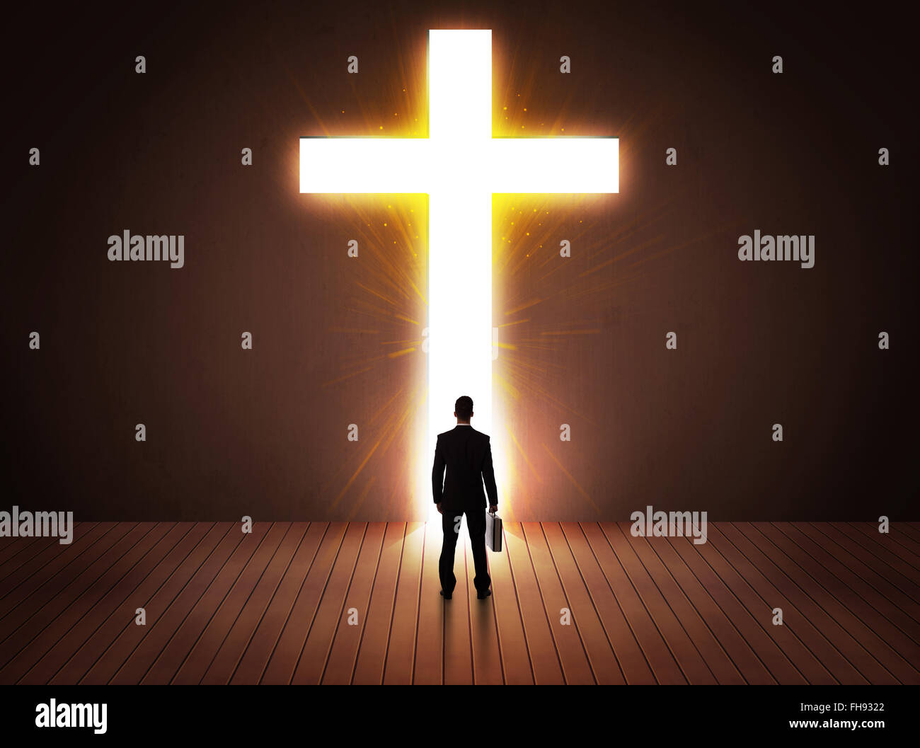 Uomo che guarda un luminoso segno a forma di croce Foto Stock