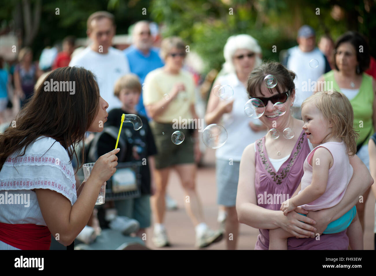 Bambino si diverte con le bolle di sapone al parco dei divertimenti di Disney World in Florida a noi all'inizio dell'estate. Foto Stock