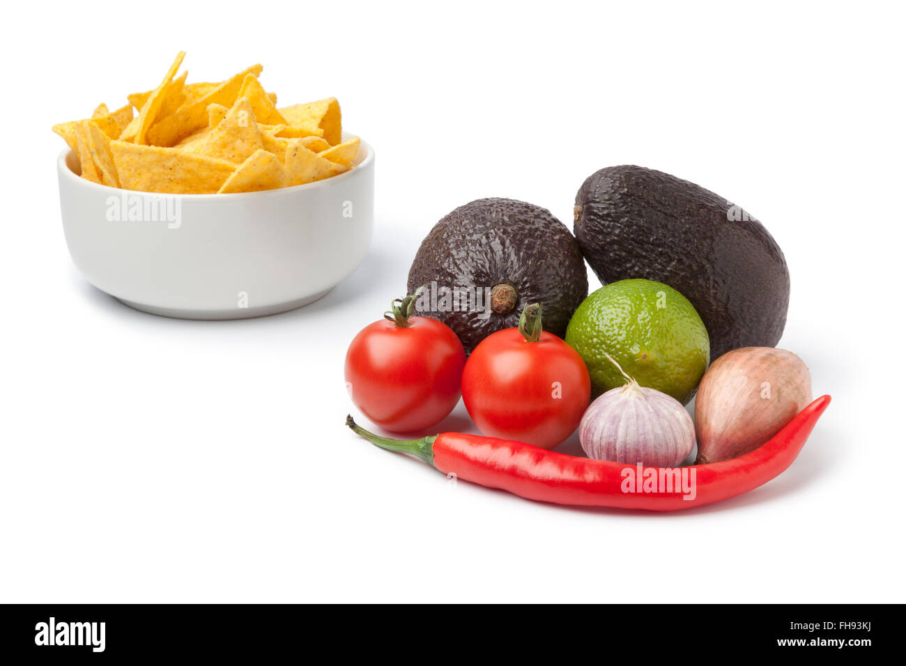 Materie ingredienti freschi per il guacamole su sfondo bianco con un piatto di taco chips Foto Stock