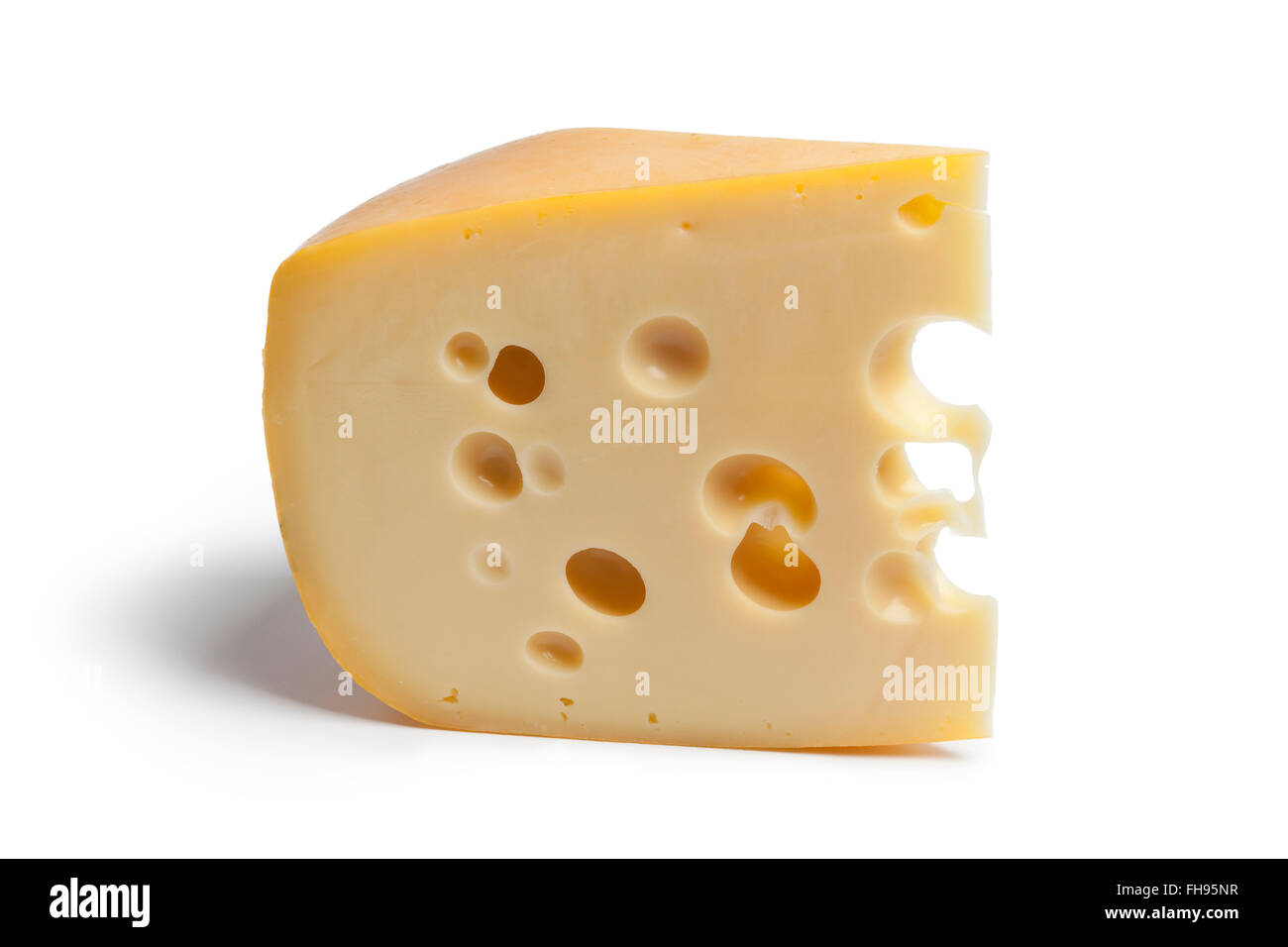 Pezzo unico di gli agricoltori olandesi formaggio con fori su sfondo bianco Foto Stock