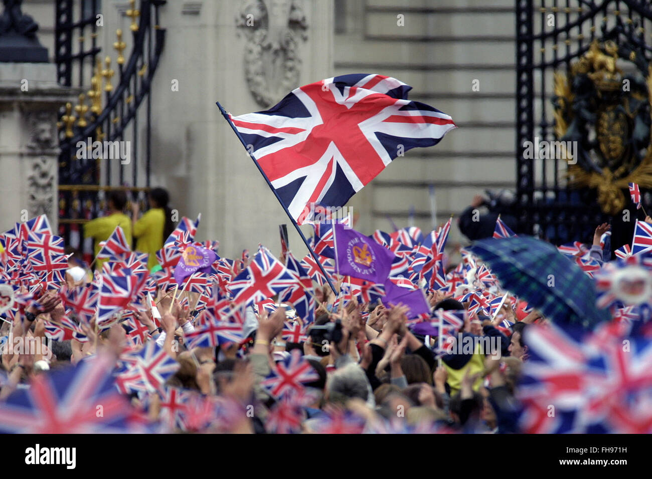 La folla entusiasta sventolando bandiere Unione fuori Buckingham Palace la Regina Elisabetta II appare sul balcone di Buckingham Palace al termine delle celebrazioni per il suo Giubileo d oro. Le celebrazioni hanno avuto luogo in tutto il Regno Unito con il fulcro di una parata e fuochi d'artificio a Buckingham Palace, Regina della residenza di Londra. La regina Elisabetta salì al trono britannico nel 1952 in seguito alla morte di suo padre, il re George VI. Foto Stock