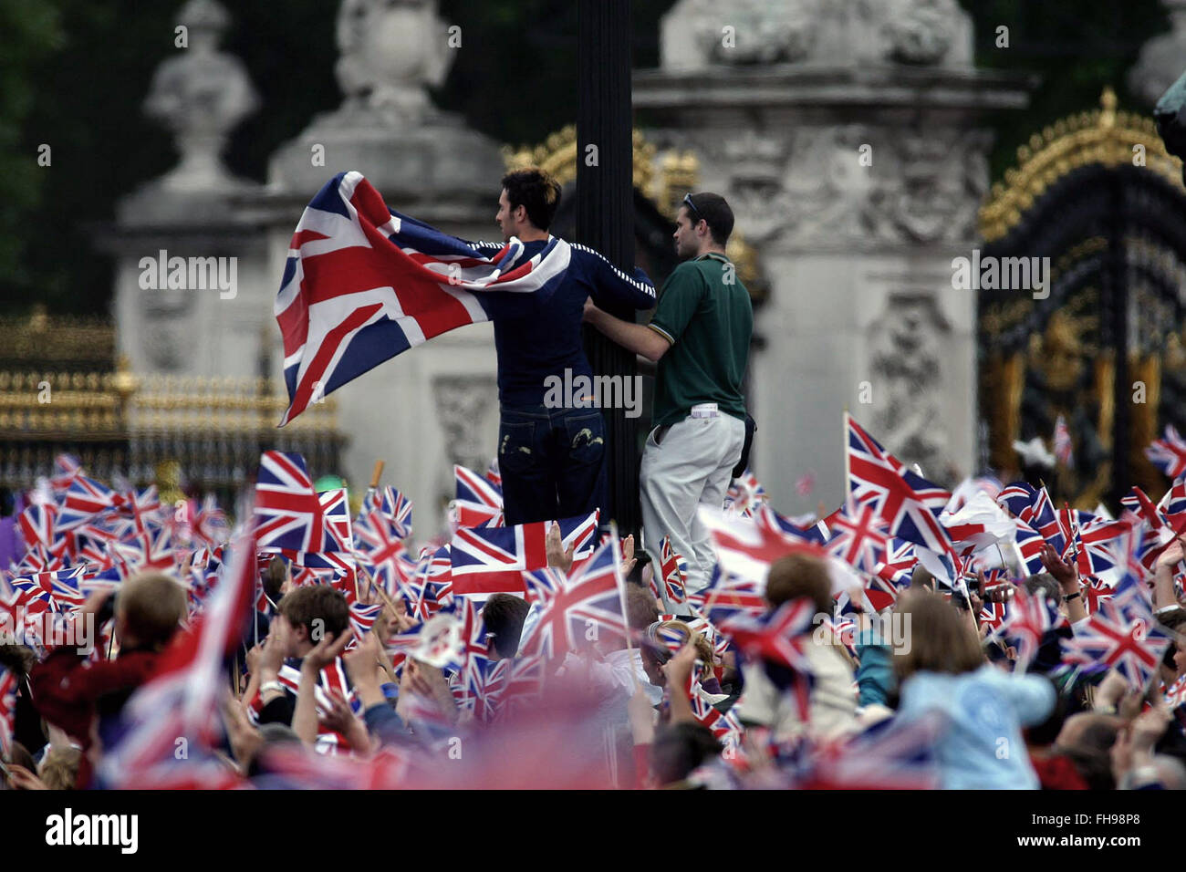 Nonna a a forma di cuore ad unione jack occhiali da sole e la parrucca.  Ella è stata la celebrazione del Giubileo del Queens Floatila Foto stock -  Alamy