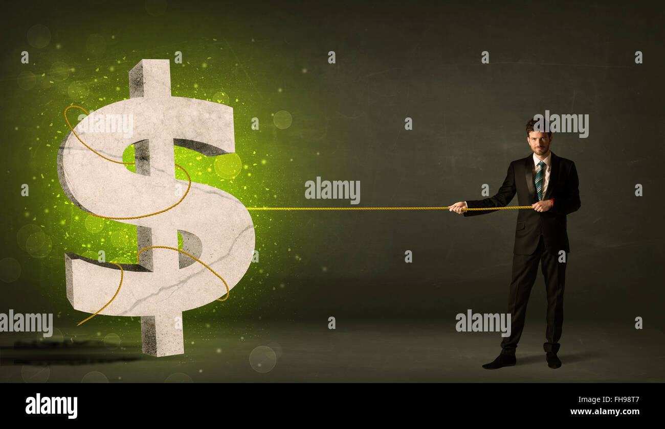 Business man tirando una grande green dollar sign Foto Stock