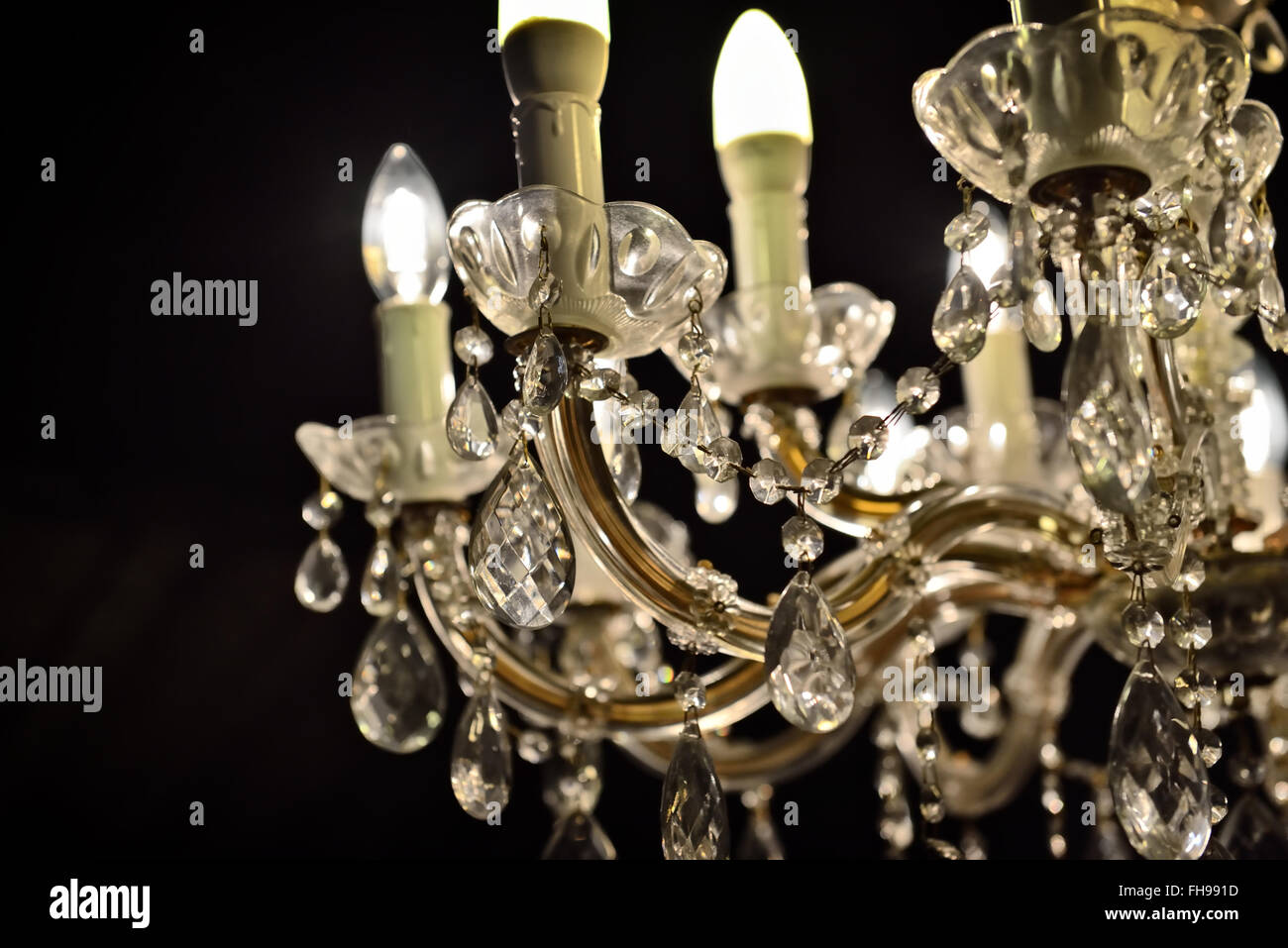 Splendido lampadario vintage in dark room Foto Stock