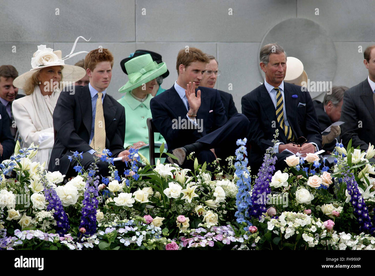 Principi Carlo, William e Harry guardando un corteo speciali marcatura Queen Elizabeth II il Giubileo d oro che ha avuto luogo al di fuori del Palazzo di Buckingham. Le celebrazioni hanno avuto luogo in tutto il Regno Unito con il fulcro di una parata e fuochi d'artificio a Buckingham Palace, Regina della residenza di Londra. La regina Elisabetta salì al trono britannico nel 1952 in seguito alla morte di suo padre, il re George VI. Foto Stock