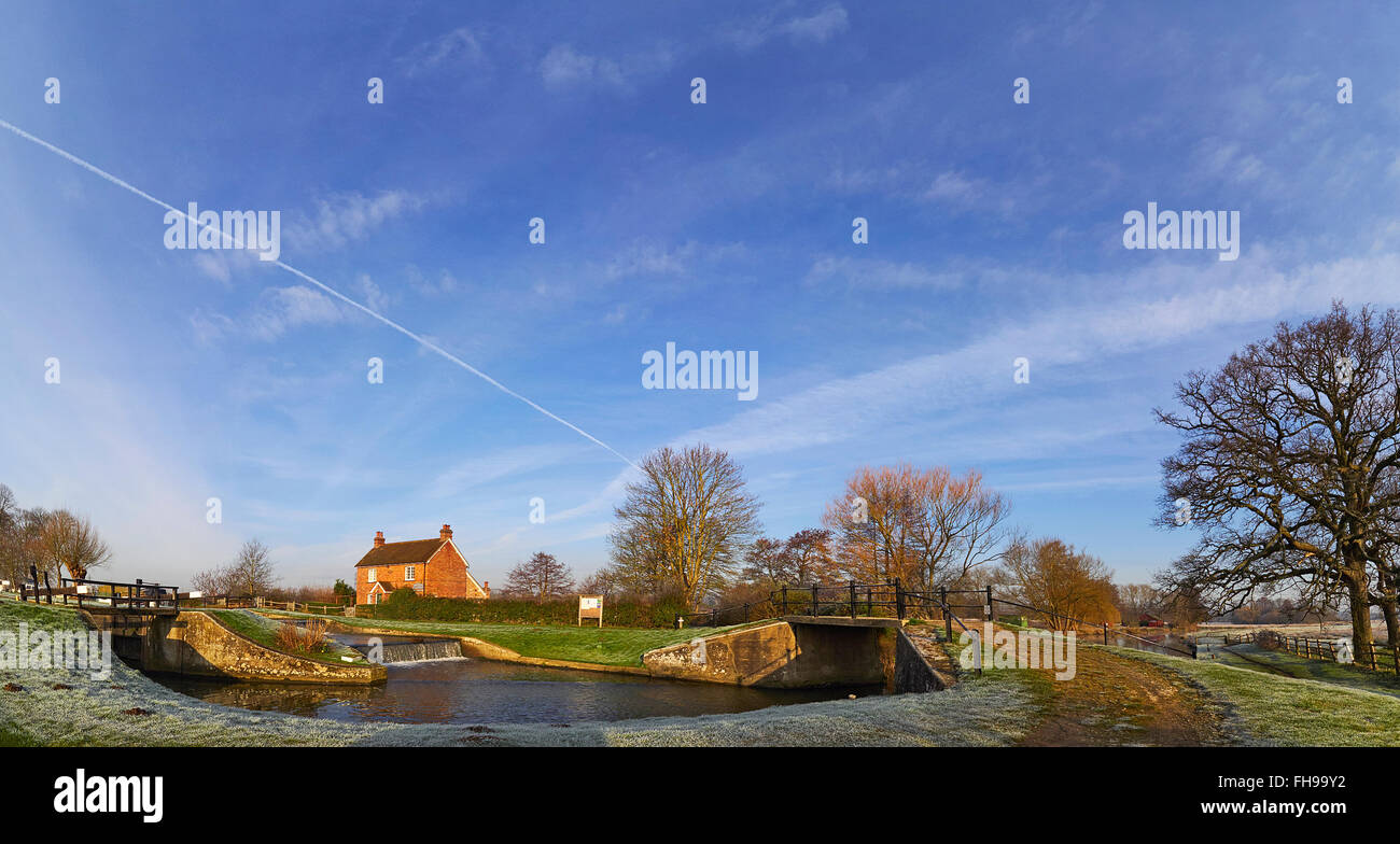 Serratura Papercourt sul fiume Wey nel Surrey su ancora un chiaro inverni mattina Foto Stock