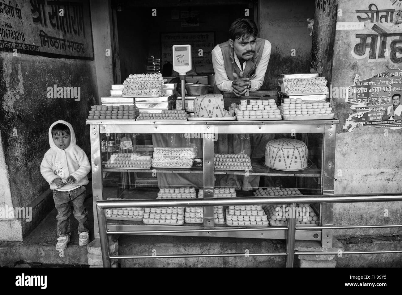 Fornitore di dolce e il suo bambino in Orchha, India. Foto Stock