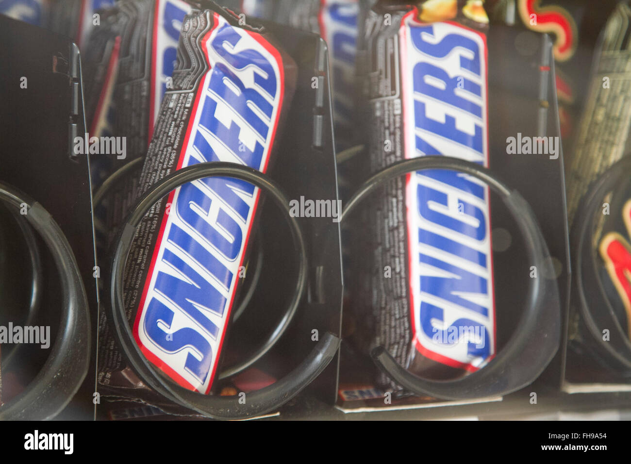 Londra REGNO UNITO. Il 24 febbraio 2016. Barre Snickers venduti presso un distributore automatico di Londra .Mars ricorda il cioccolato in 55 paesi dopo le tracce di materia plastica è stato scoperto in barrette di cioccolato. In Olanda Mars e Snickers sono stati colpiti Foto Stock