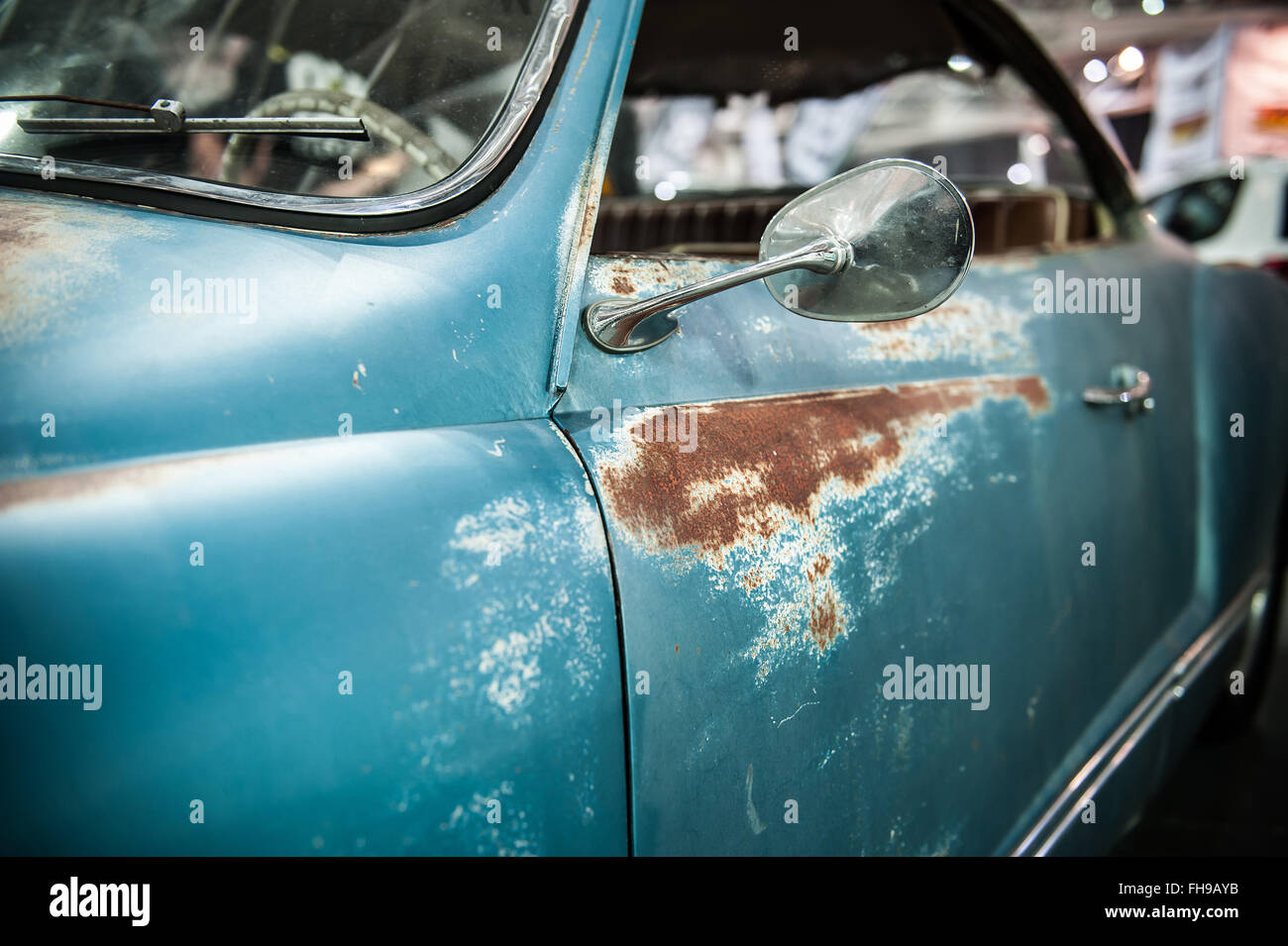 Close up di un vintage auto blu con la formazione di ruggine Foto Stock