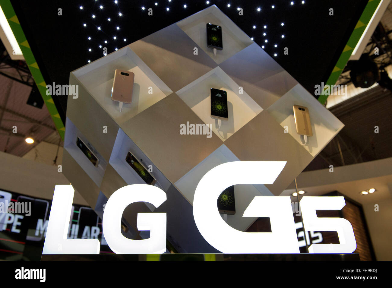Barcellona, Spagna. Il 23 febbraio, 2016. Lo stand di LG Electronics è visto come il suo nuovo smartphone, la LG G5, viene presentata al Mobile World Congress di Barcellona, Spagna, dal 23 febbraio, 2016. © Lino De Vallier/Xinhua/Alamy Live News Foto Stock