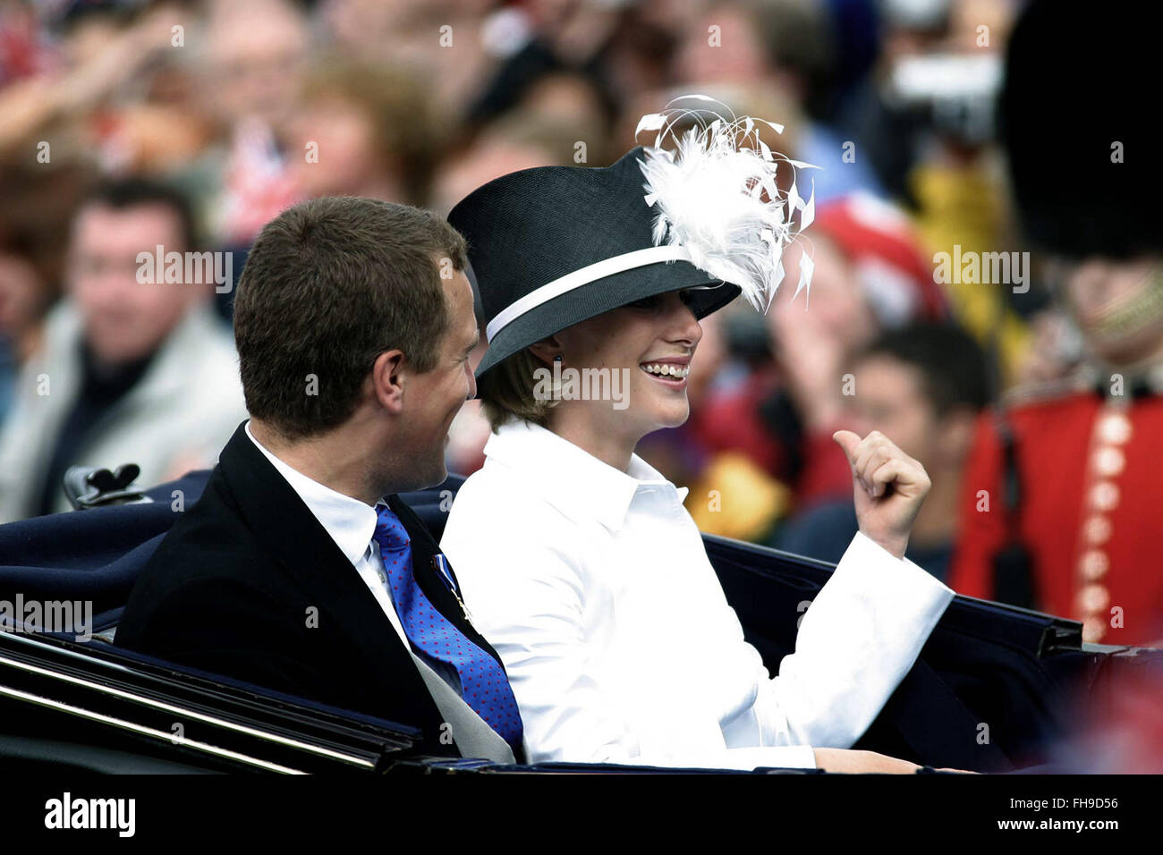 Un carrello di trasporto Pietro e Zara Phillips (due Queen's nipoti) si  diparte da Buckingham Palace davanti a Queen Elizabeth II sul suo viaggio  cerimoniale attraverso Londra alla cattedrale di San Paolo