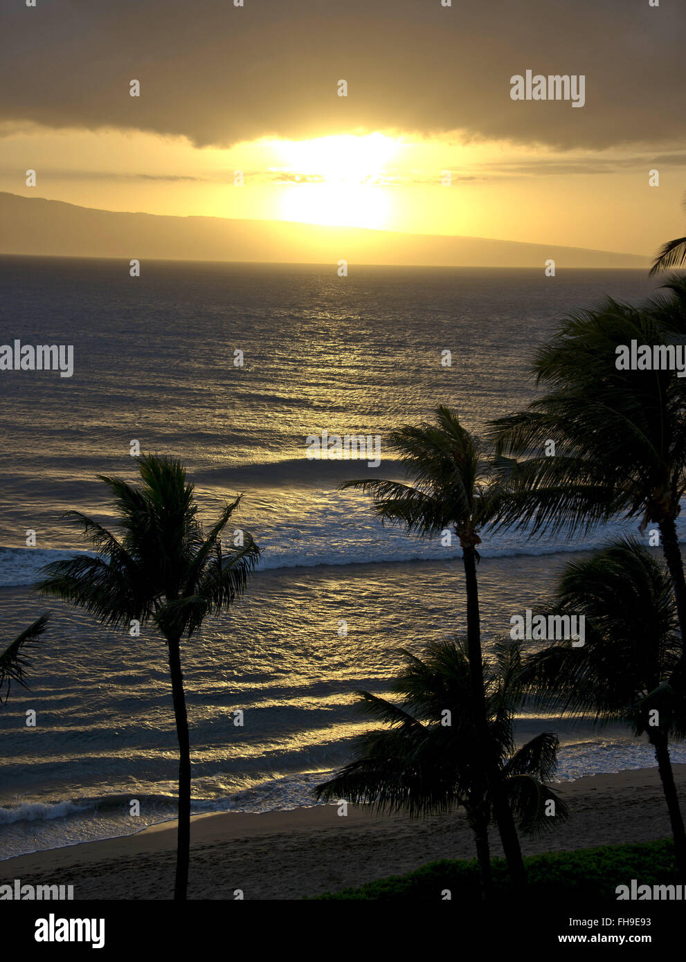 Febbraio 22, 2016 - Lahaina, Hawaii, Stati Uniti d'America - La luce del sole si riflette l'Oceano Pacifico pochi istanti prima del tramonto dal Kaanapali Beach, Maui, Hawaii guardando ad ovest verso Lanai, una delle altre isole hawaiane, lunedì, 22 febbraio 2016..Credit: Ron Sachs / CNP (credito Immagine: © Ron Sachs/CNP via ZUMA filo) Foto Stock