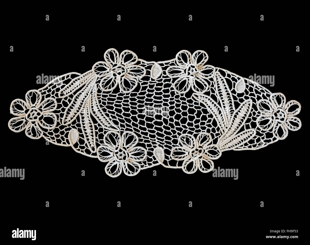 Macrame Centrino cotone tabella runner su nero Foto Stock