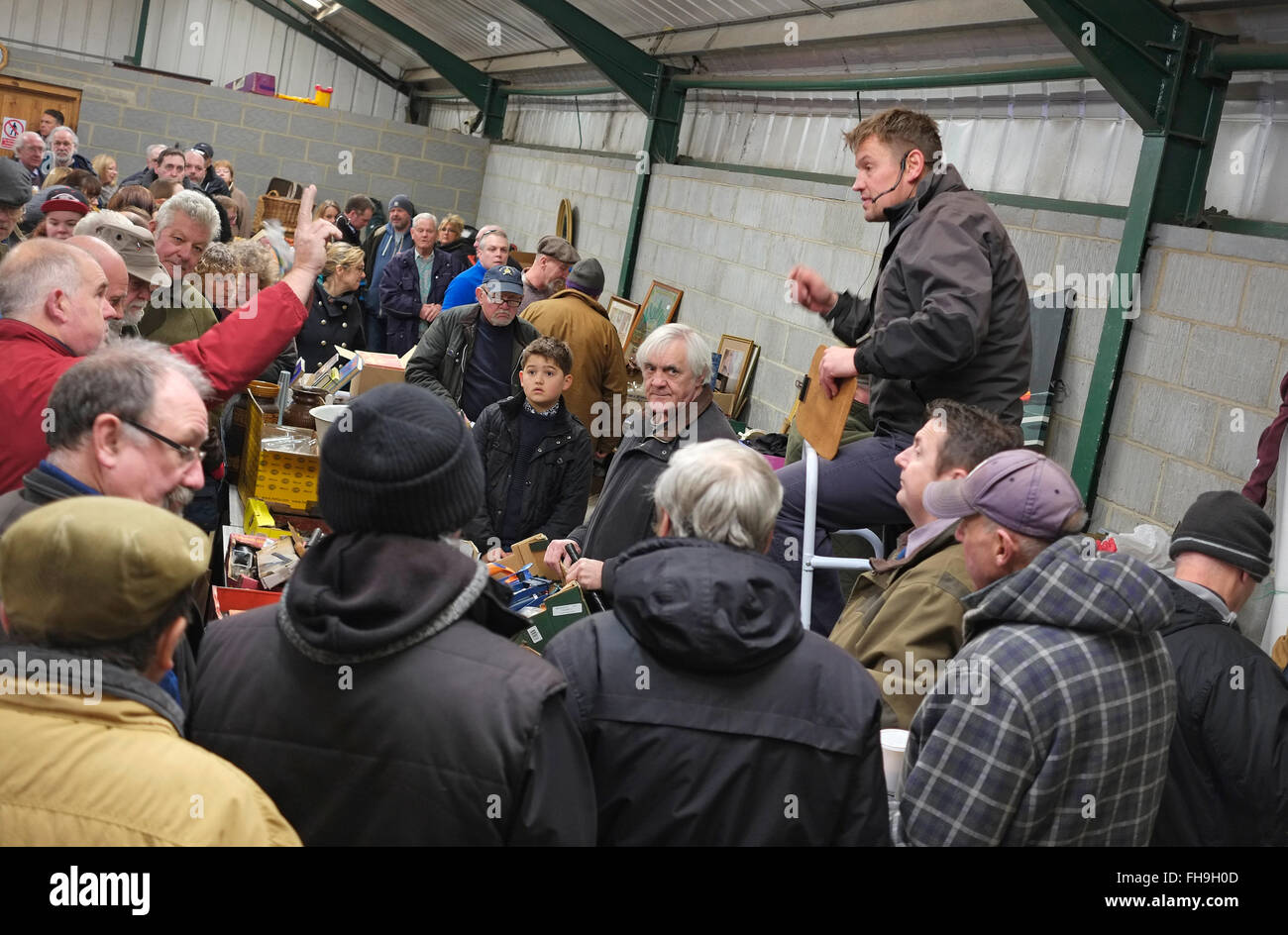 Persone e banditore a fakenham aste, Norfolk, Inghilterra Foto Stock