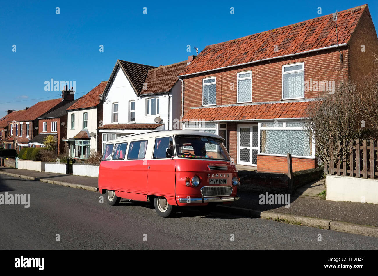 Vecchio commer van parcheggiato sulla strada di sheringham, North Norfolk, Inghilterra Foto Stock