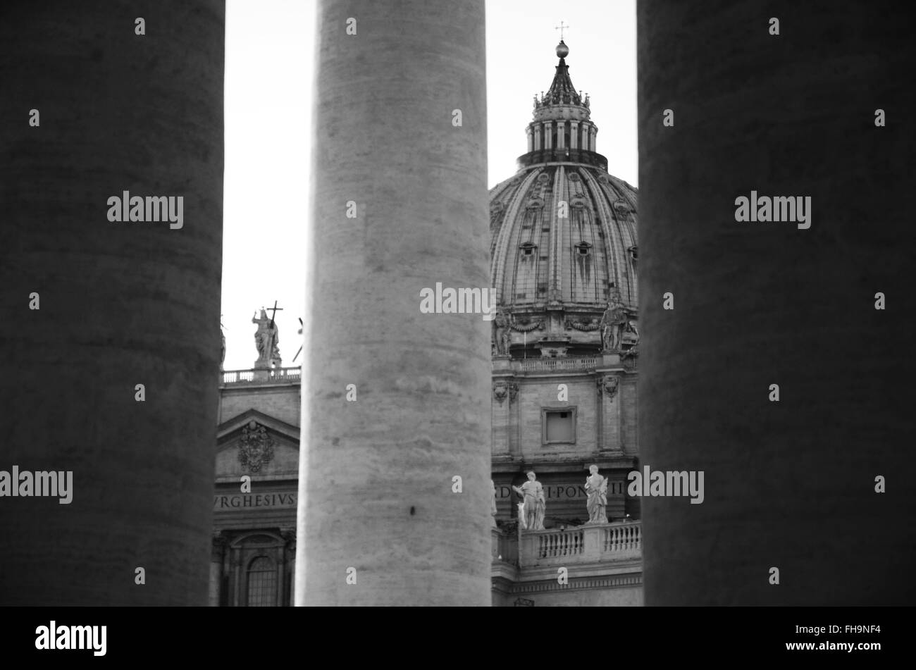 Roma: la cupola della Basilica di San Pietro attraverso il colonnato Foto Stock