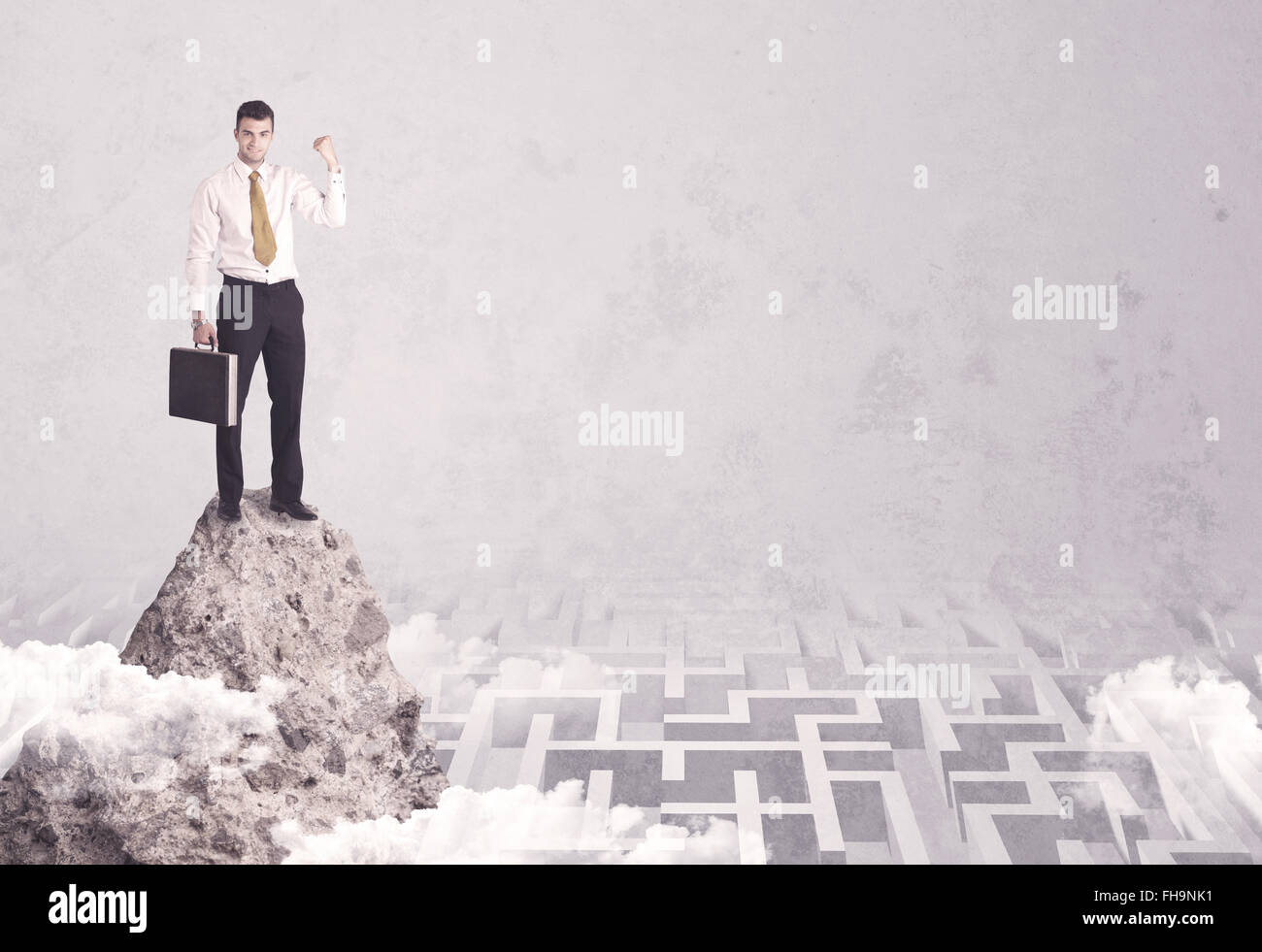 Imprenditore sulla rupe sopra il labirinto Foto Stock