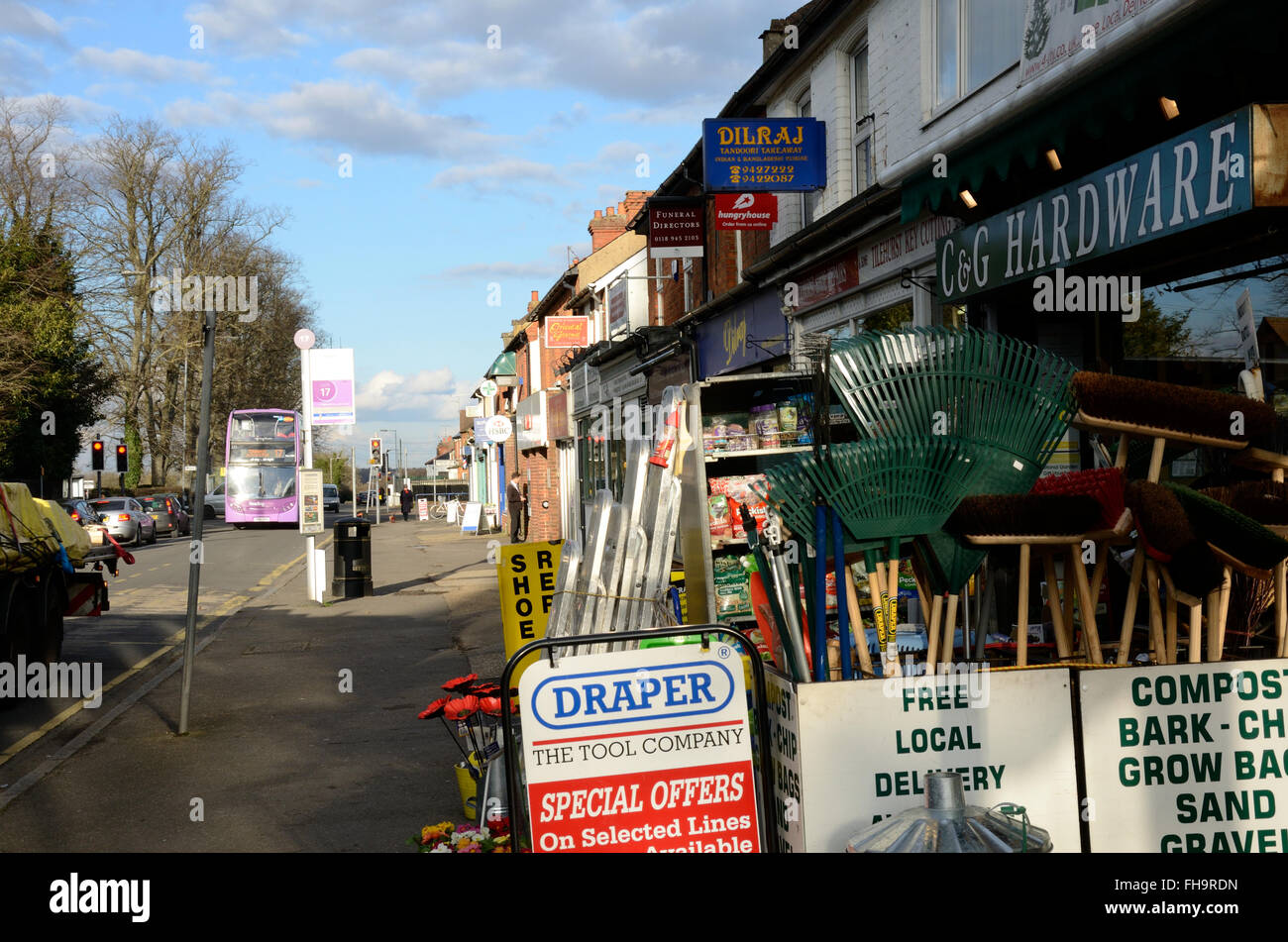 Una vista verso il basso School Road in Tilehurst, Berkshhire Foto Stock