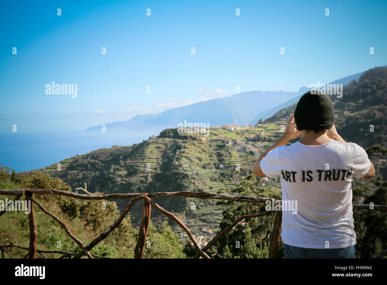 Il Portogallo, Madera, uomo su escursione lungo le levadas Foto Stock