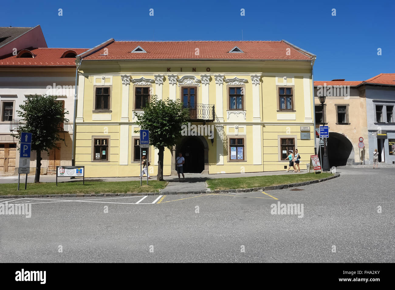 Levoca, Presov, Slovacchia - Agosto 06, 2013: il vecchio edificio storico del cinema nella piazza centrale della città di Levoca, Slovacchia. Foto Stock