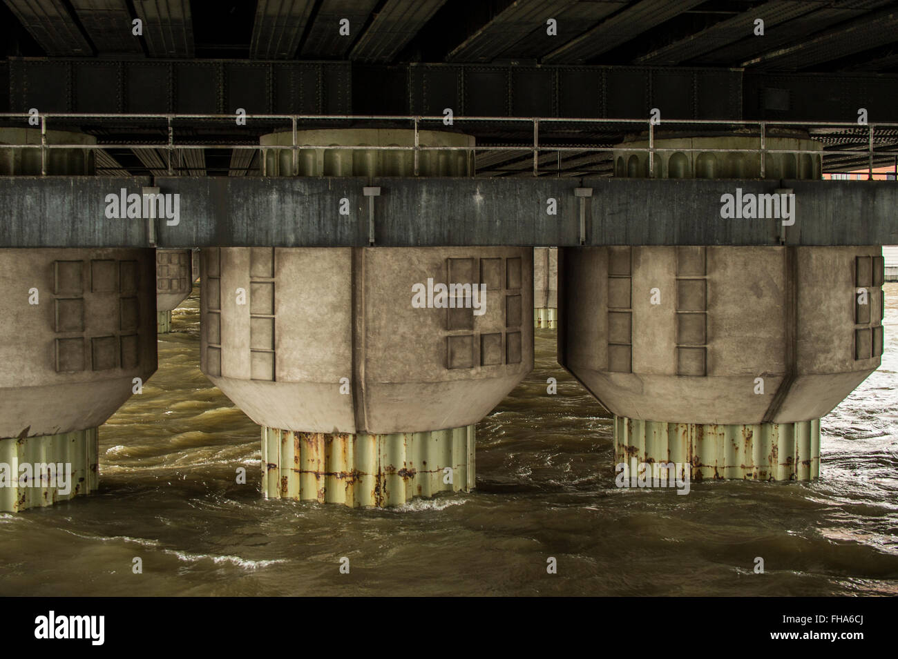 Ponte delle colonne di supporto che sorge fuori del fiume Foto Stock