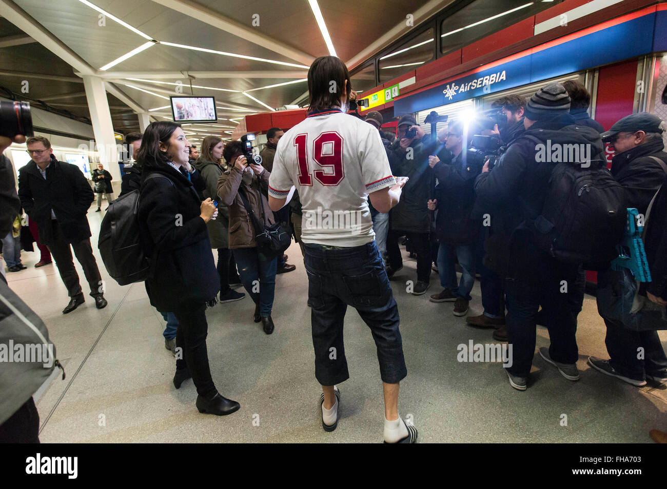 Sacha Baron Cohen arrivando all'aeroporto di Berlino Tegel. Berlino Germania. Febbraio 23, 2016./picture alliance Foto Stock