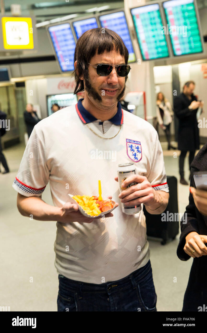 Sacha Baron Cohen arrivando all'aeroporto di Berlino Tegel. Berlino Germania. Febbraio 23, 2016./picture alliance Foto Stock
