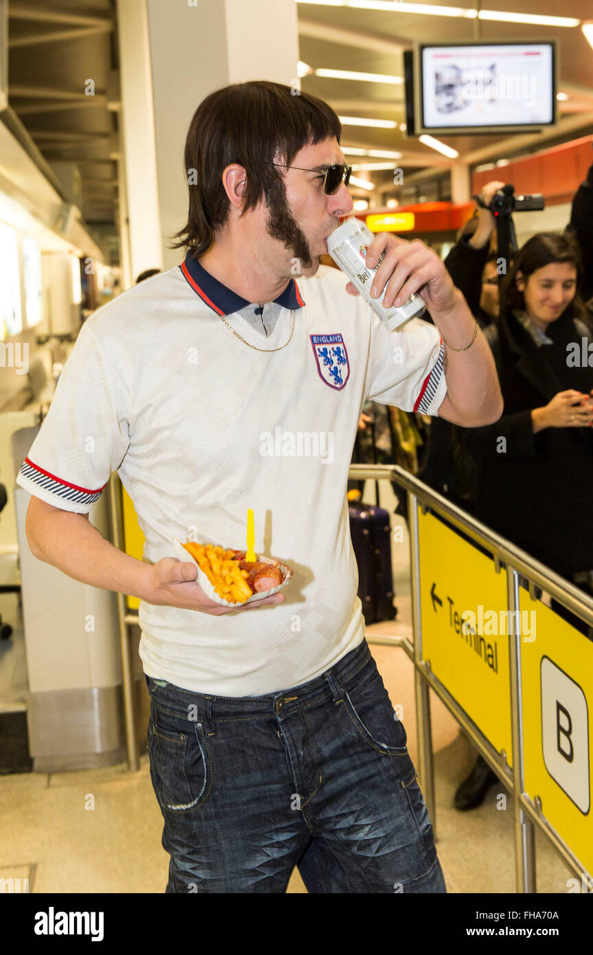 Sacha Baron Cohen arrivando all'aeroporto di Berlino Tegel. Berlino Germania. Febbraio 23, 2016./picture alliance Foto Stock