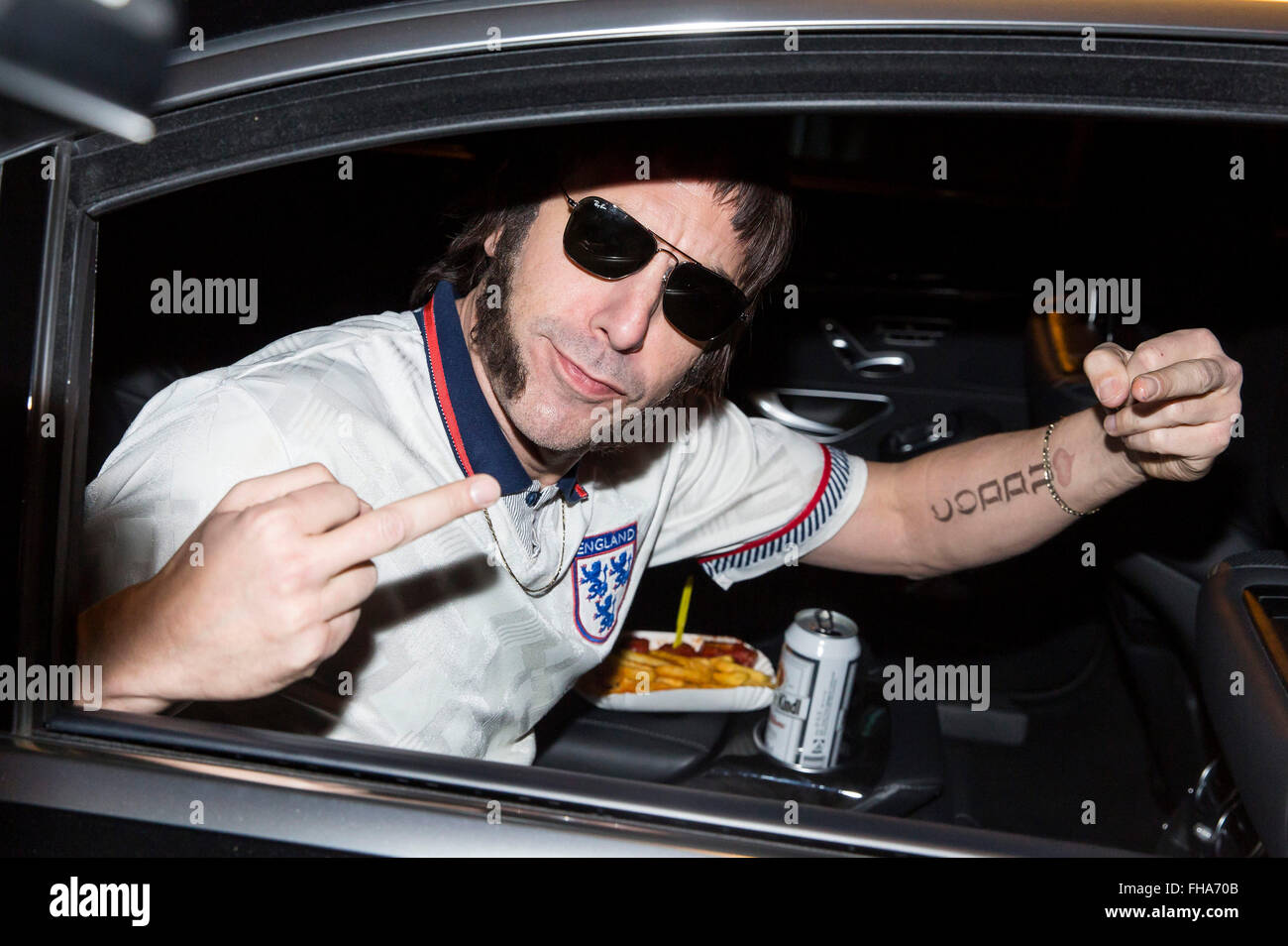 Sacha Baron Cohen arrivando all'aeroporto di Berlino Tegel. Berlino Germania. Febbraio 23, 2016./picture alliance Foto Stock