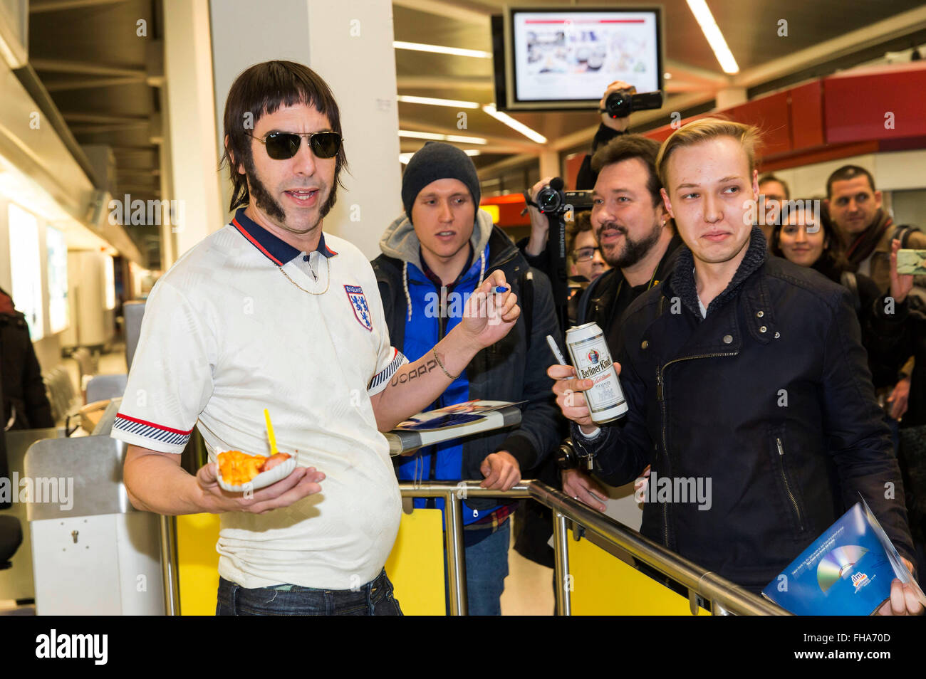 Sacha Baron Cohen arrivando all'aeroporto di Berlino Tegel. Berlino Germania. Febbraio 23, 2016./picture alliance Foto Stock