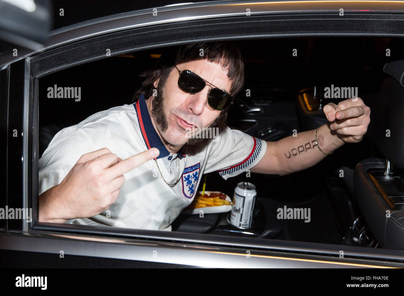 Sacha Baron Cohen arrivando all'aeroporto di Berlino Tegel. Berlino Germania. Febbraio 23, 2016./picture alliance Foto Stock