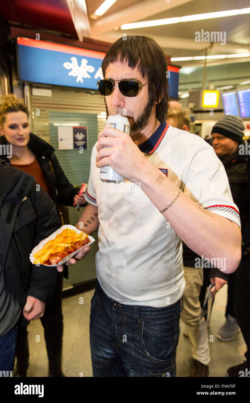Sacha Baron Cohen arrivando all'aeroporto di Berlino Tegel. Berlino Germania. Febbraio 23, 2016./picture alliance Foto Stock