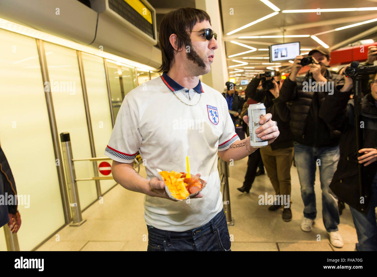 Sacha Baron Cohen arrivando all'aeroporto di Berlino Tegel. Berlino Germania. Febbraio 23, 2016./picture alliance Foto Stock