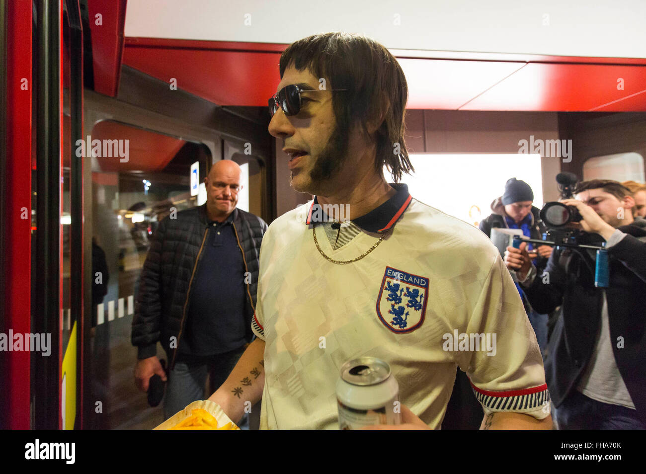 Sacha Baron Cohen arrivando all'aeroporto di Berlino Tegel. Berlino Germania. Febbraio 23, 2016./picture alliance Foto Stock