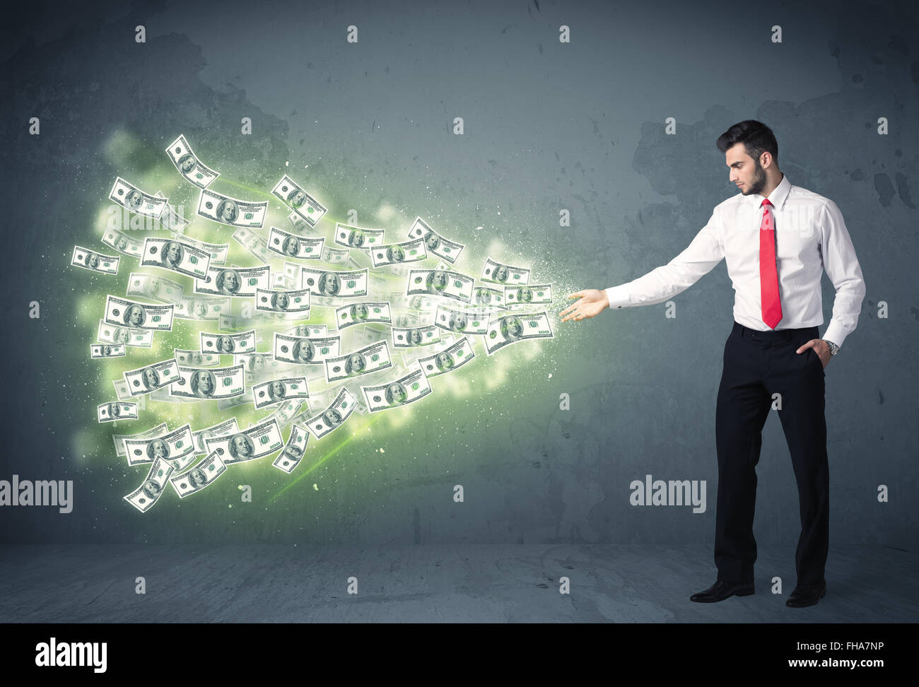 Persona d'affari gettando un sacco di fatture del dollaro concept Foto Stock