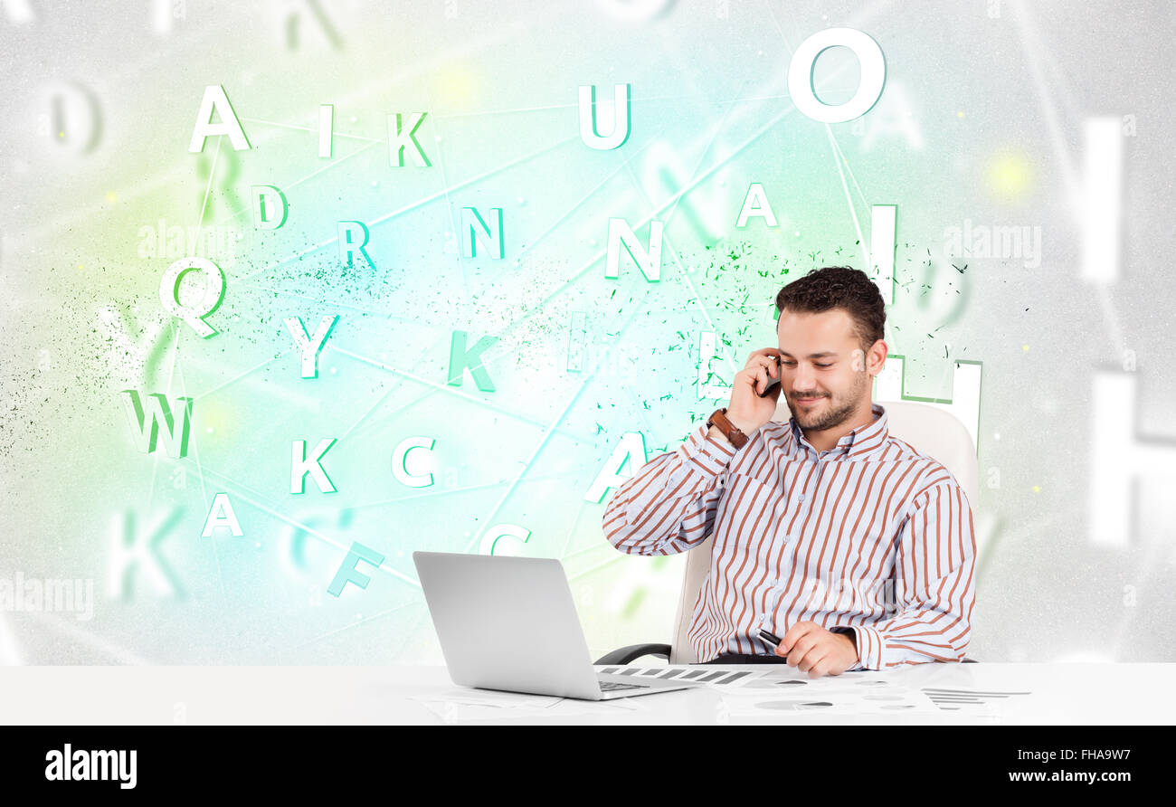 Uomo d'affari alla scrivania con parola verde cloud Foto Stock