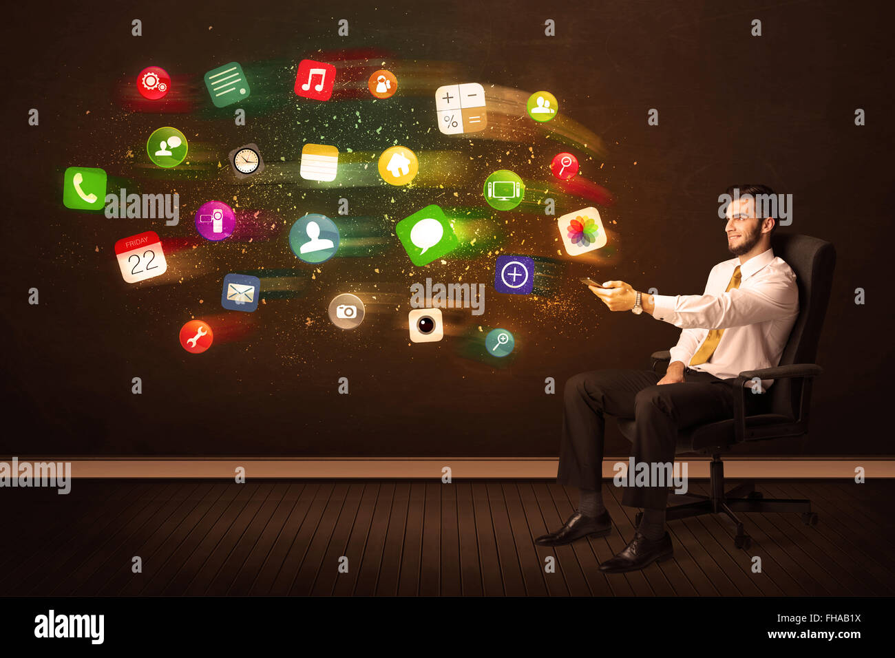 Business uomo seduto nella sedia da ufficio con la compressa e colorato le icone delle app Foto Stock