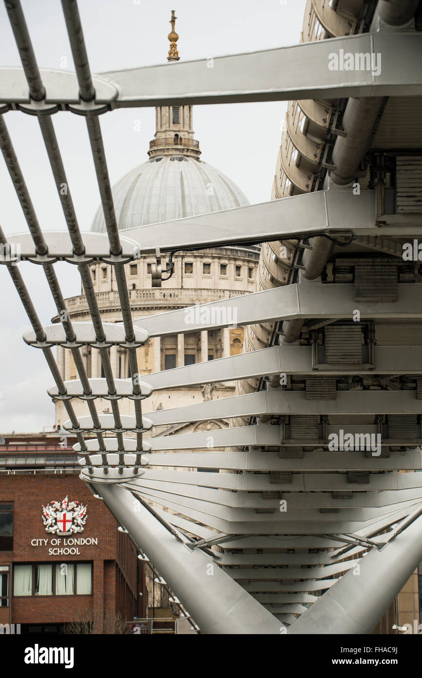 Cerca fino alla Cattedrale di St Paul attraverso la struttura a ponte Foto Stock