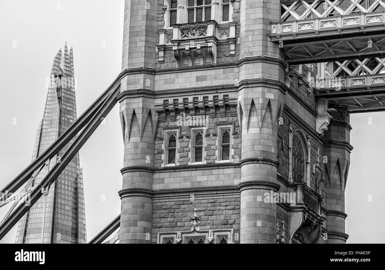 Il Tower Bridge con il Coccio e county hall dietro Foto Stock