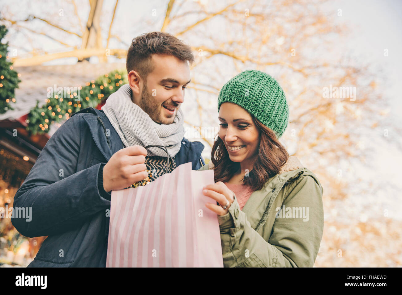 Giovane sul mercato Chritsmas con borsa regalo Foto Stock