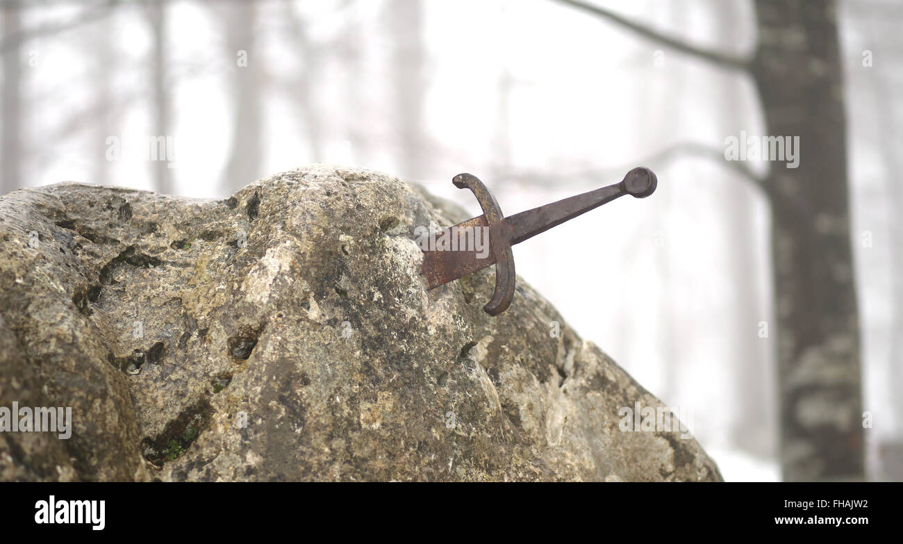 Il Leggendario Excalibur Spada In Pietra In Mezzo Alla Foresta In Inverno Foto Stock Alamy